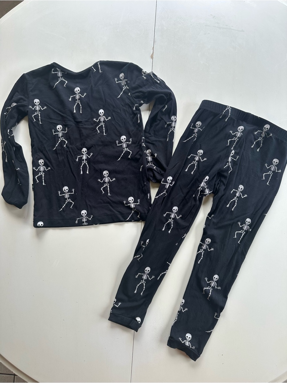 Kyte Baby long sleeve pajama set in dancing skeletons size 4T - Halloween - Picture 8 of 8